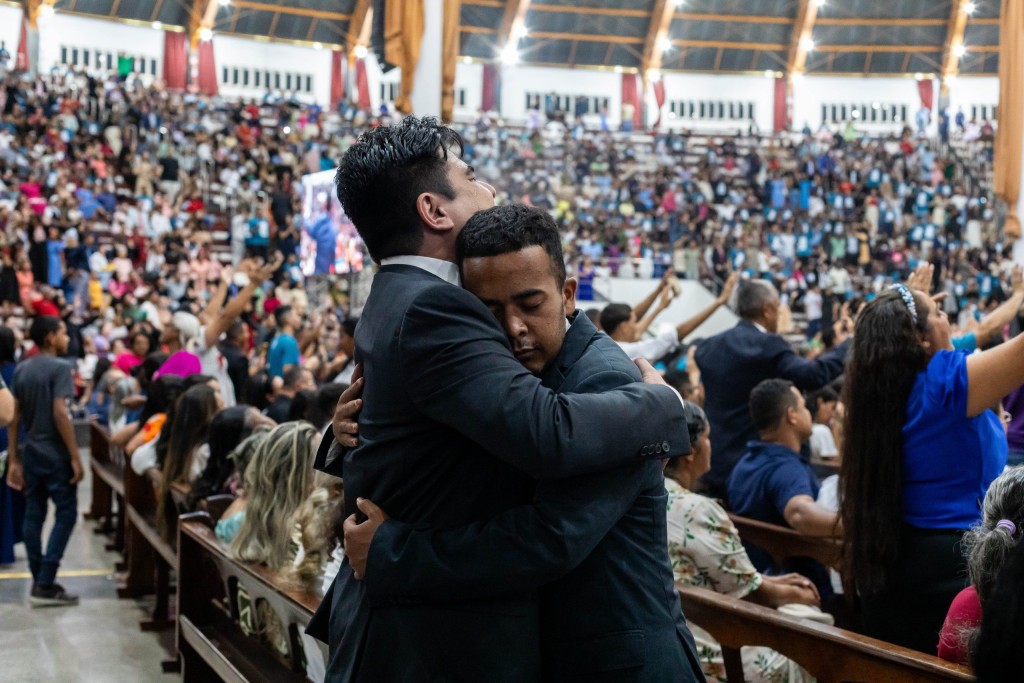 Jovens se unem em ato de fé no período do Carnaval em Cuiabá